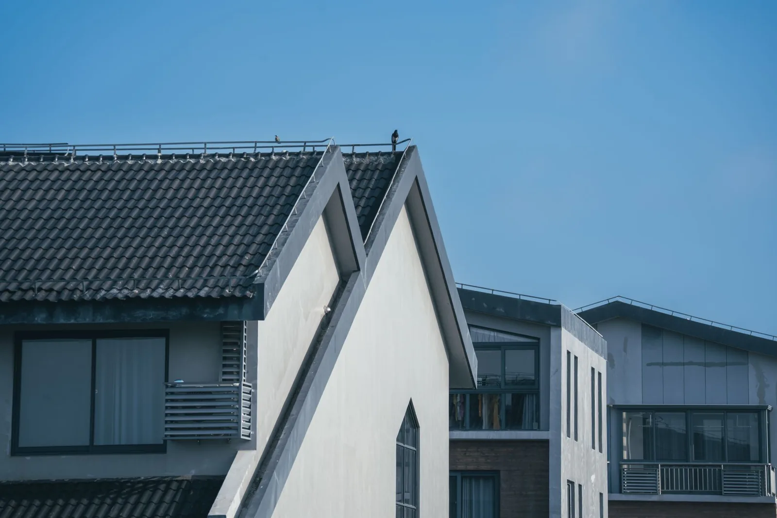 How much should a roof replacement cost depends on material, size, and labor