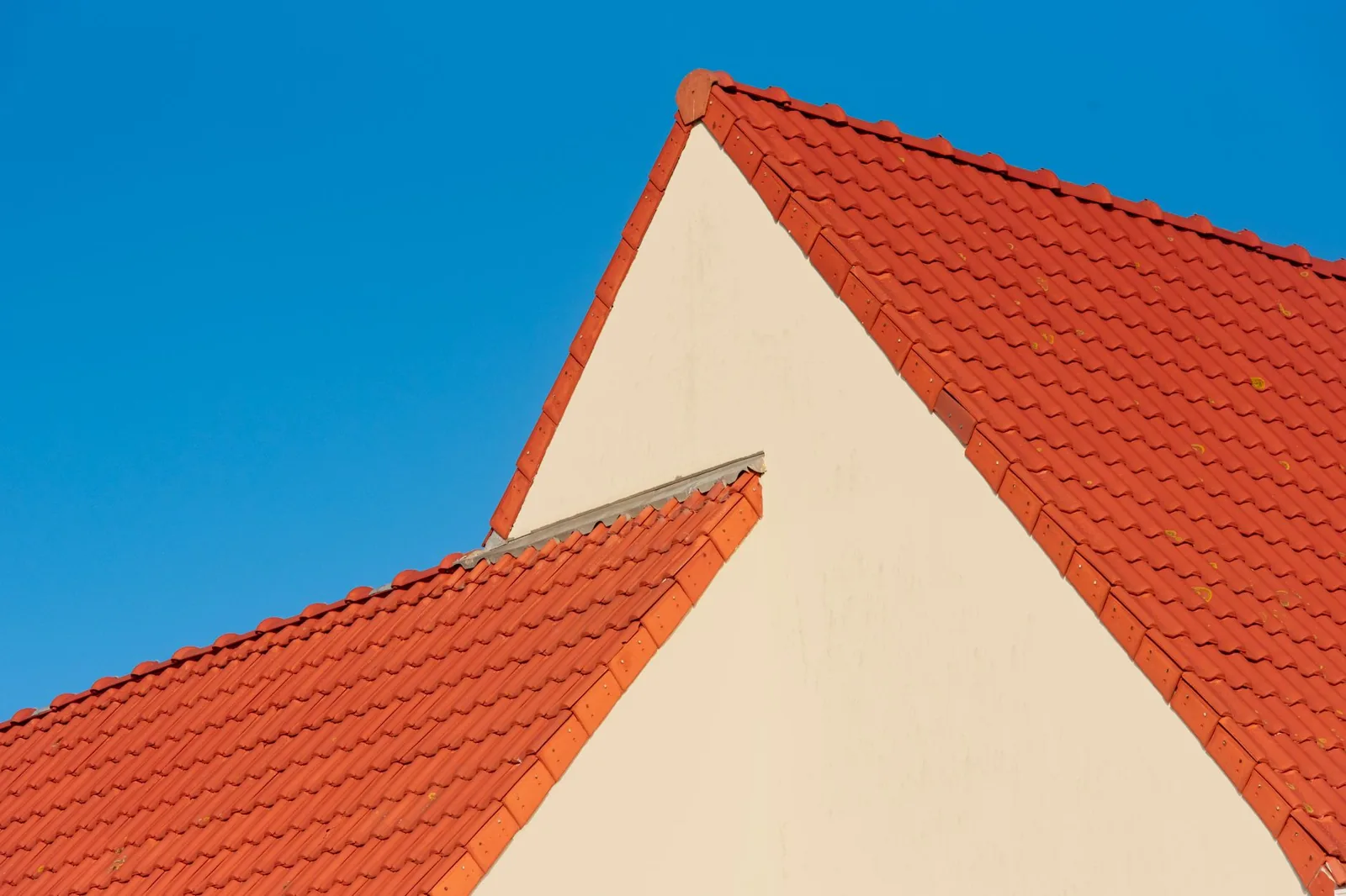How much new roof cost per square foot depends on material and pitch