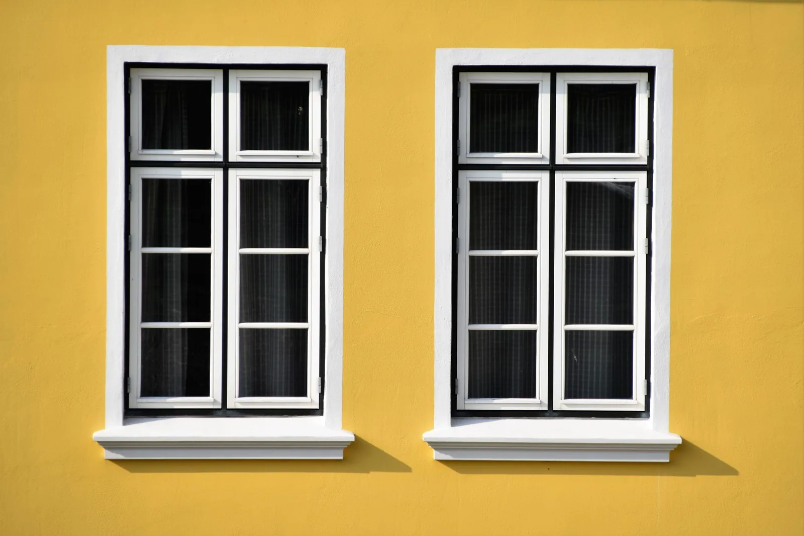 Window replacement cost per window varies most with frame material