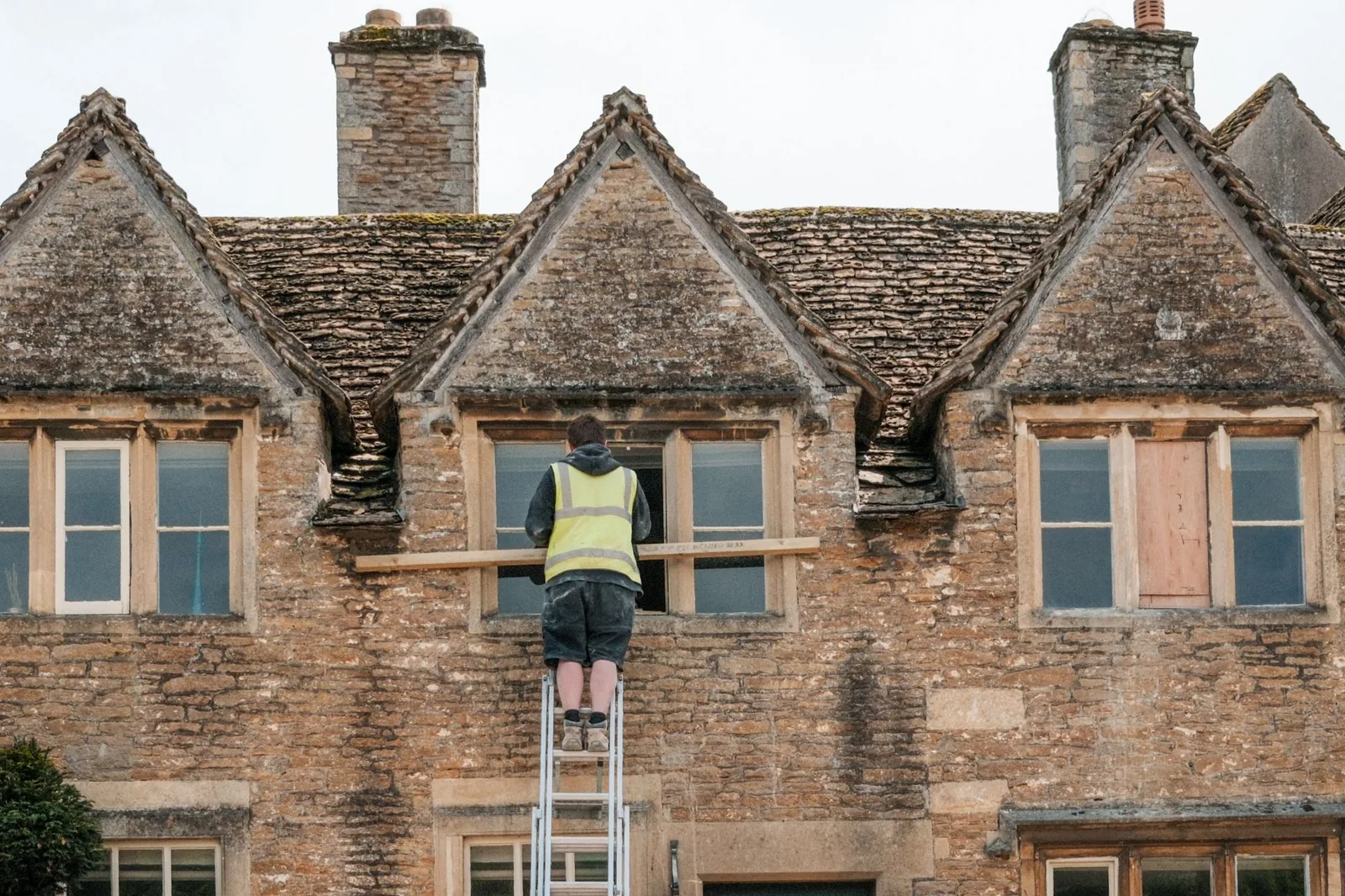 How much does roof replacement cost uk for a tiled pitched roof