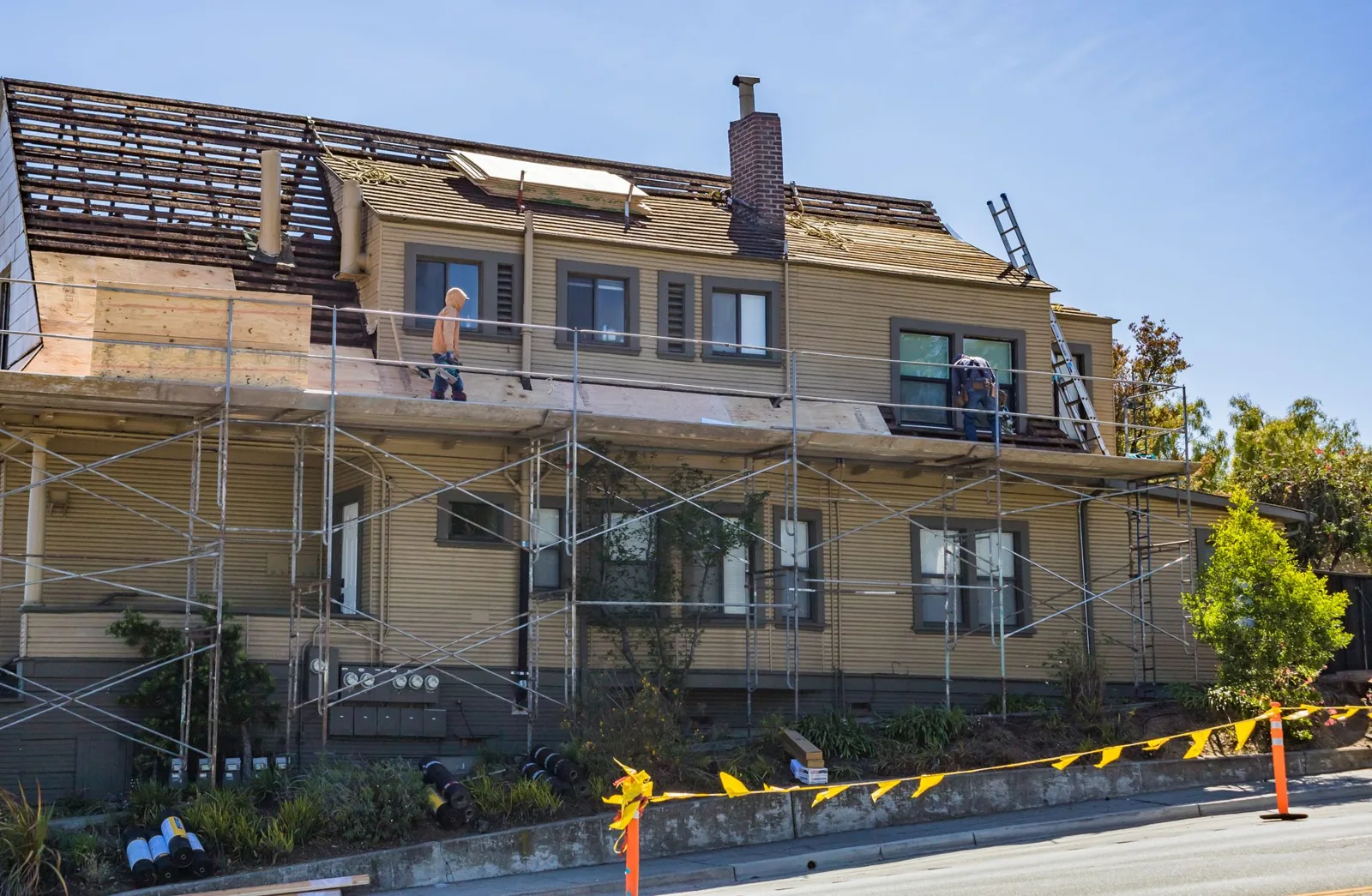 Comparing roof replacement estimates across materials and home sizes