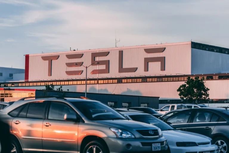 How Much Do Solar Companies Make? Profit Margins, Revenue, and Business Realities